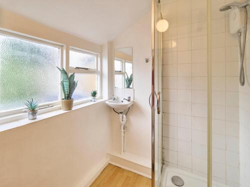 een badkamer met een douche en een wastafel bij Host & Stay - St Peters in Canterbury