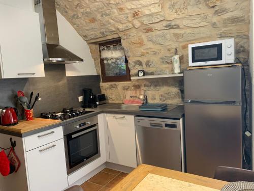 Kuchyň nebo kuchyňský kout v ubytování Manoir du Charme dans les Gorges du Tarn LOZERE