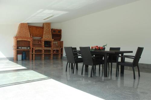 Un comedor con una mesa y sillas negras. en Villa 315, en Laundos