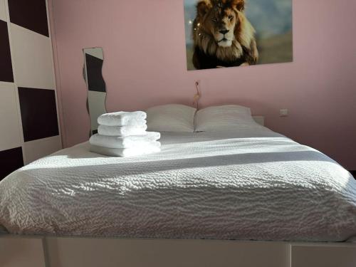 昂迪茲的住宿－La maison de pierres onches，卧室配有一张带狮子照片的床铺。