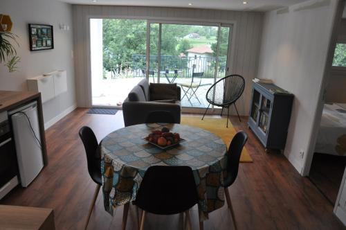 un salon avec une table et des chaises dans l'établissement Gîte Mahatxak, à Cambo-les-Bains