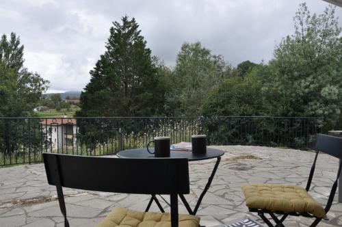 un patio avec une table et deux chaises sur un patio dans l'établissement Gîte Mahatxak, à Cambo-les-Bains