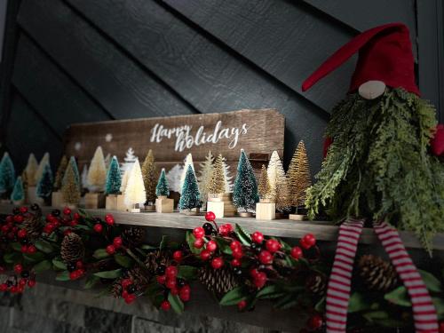 eine Weihnachtsausstellung von Weihnachtsbäumen und ein Zeichen in der Unterkunft Comfy Condo With Amazing View of Gatlinburg and the Smokies in Gatlinburg