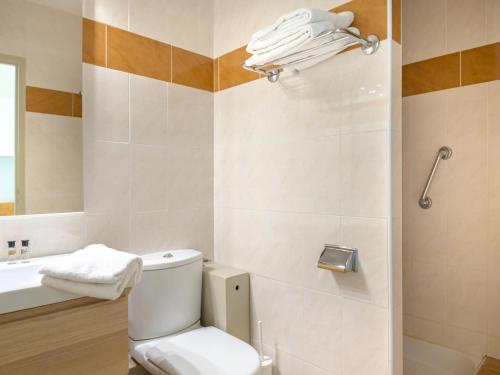 une salle de bain avec toilettes et lavabo dans l'établissement Studio climatisé proche plage, commerces et gare avec balcon, parking et wifi - FR-1-466A-5, à Saint-Raphaël