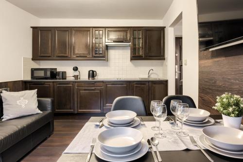 een eetkamer met een tafel en een keuken bij APARTAMENT PRZY RÓWNI - centrum Zakopanego in Zakopane