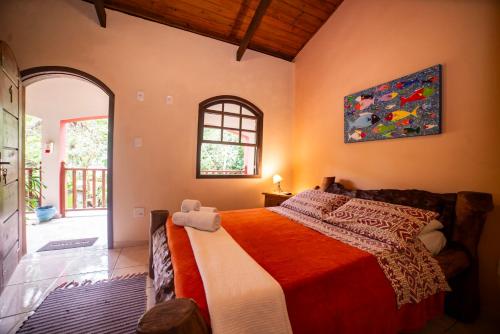 een slaapkamer met een bed in een kamer bij Casa da Praia in Paraty