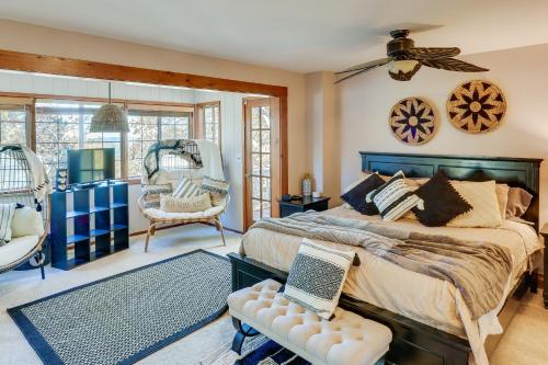Katil atau katil-katil dalam bilik di Spacious Crestline Retreat 1 Mi to Lake Gregory