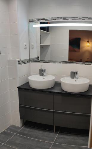 a bathroom with two sinks and a mirror at Grande Chambre Cosy avec Salle de Bain Privative in Lassigny