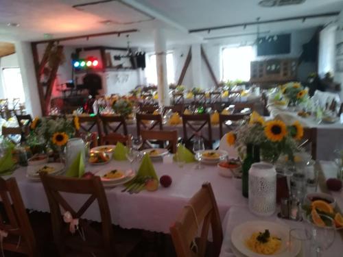 uma sala de jantar com uma mesa com flores em Dwa Dęby em Lubawka