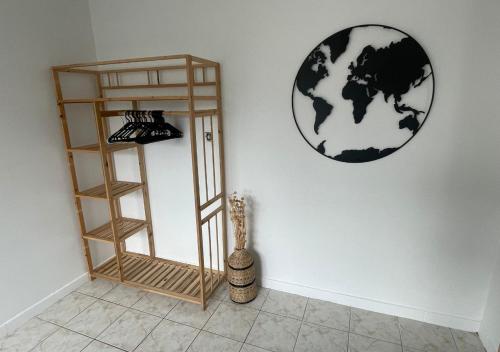 una habitación con un estante y un globo en la pared en Appartement avec petit jardin en Bagnères-de-Bigorre