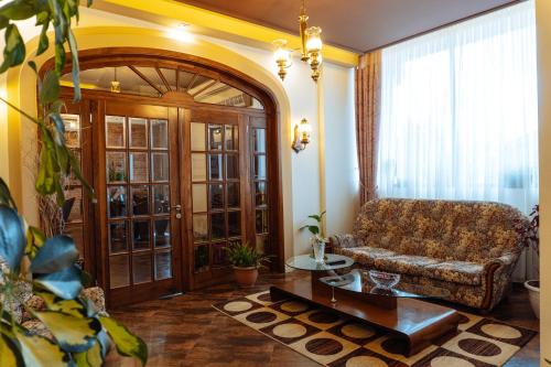 uma sala de estar com um sofá e uma mesa em Casta Diva Boutique Hotel em Korçë
