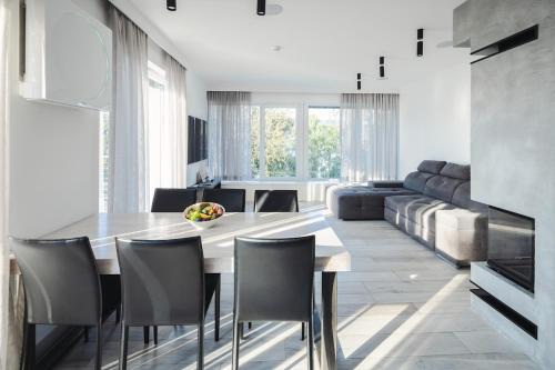 a kitchen and living room with a table and chairs at Lemon Resort Spa in Gródek Nad Dunajcem