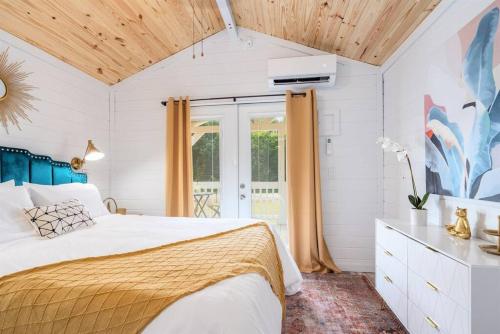een slaapkamer met een bed en een raam bij 7 Le Soleil Retro Tiny House, Boat Parking, Mins to Lake Guntersville, City Harbor in Guntersville