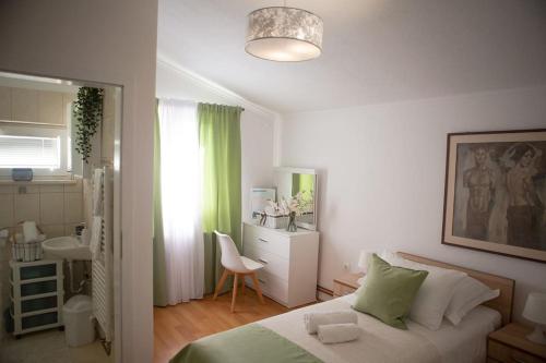 Schlafzimmer mit einem Bett, einem Waschbecken und einem Schreibtisch in der Unterkunft Villa Batarelo in Sinj