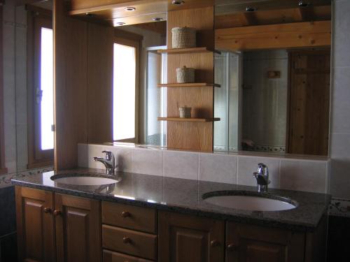 a bathroom with two sinks and a large mirror at Chalet Le Grand-Bornand, 7 pièces, 14 personnes - FR-1-467-64 in Le Grand-Bornand