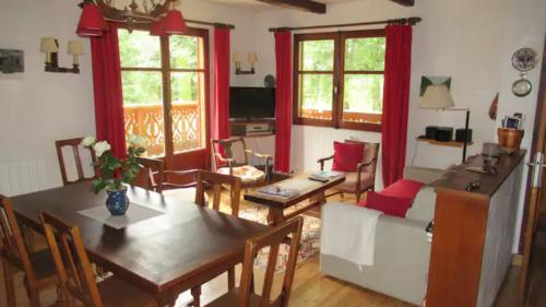 un soggiorno con tavolo e una sala da pranzo di Grand Chalet au pays du Mont Blanc a Vallorcine