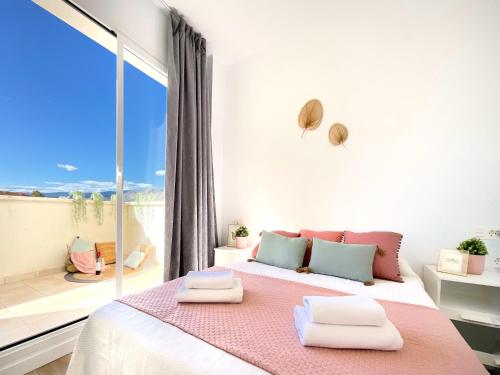 豐東的住宿－Mirasierra centro Fondón，一间卧室设有一张床和一个大窗户