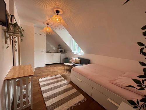 a small room with a bed and a kitchen at Charmant studio Saint-Nazaire centre in Saint-Nazaire