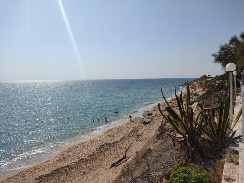 - une plage avec des gens sur le sable et l'océan dans l'établissement Villa Dolce, à Campomarino