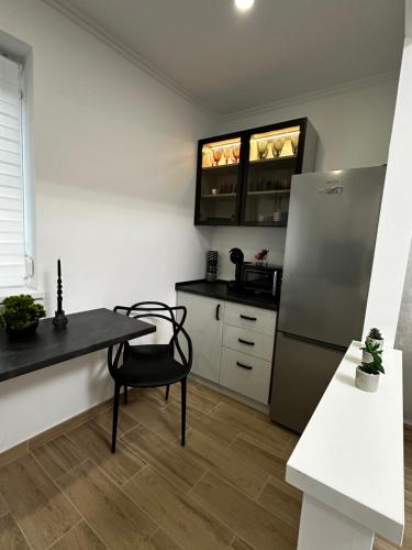eine Küche mit einem Tisch und einem Kühlschrank in der Unterkunft Luxury Studio 7 in Roşu