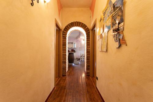an empty hallway with an archway in a house at Residence Azalea&glicine by Halldis in Griante Cadenabbia