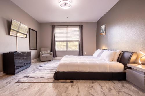 DISNEY PARKS- International Dr - Orlando Luxury Condominium- Fully Equipped - 3bed & 2 bath- في أورلاندو: غرفة نوم بسرير كبير ونافذة