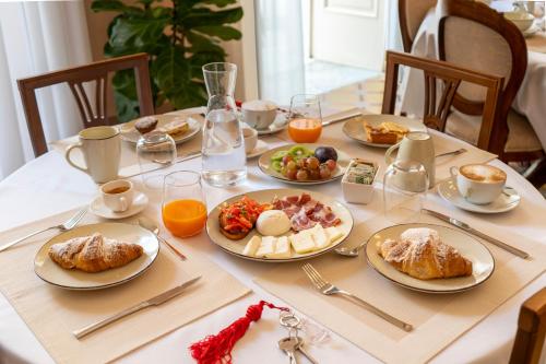 una mesa con platos de desayuno. en Palazzo Zacà, en Gallipoli