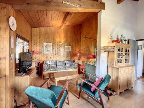 un salon avec un canapé, une table et des chaises dans l'établissement Charmant 2 pièces au centre de Combloux avec vue Mont Blanc - FR-1-560-9, à Combloux