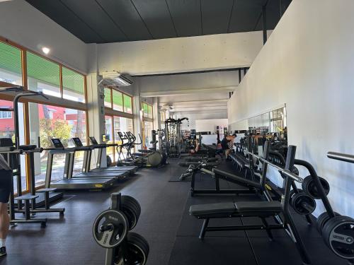 - une salle de sport avec des tapis de course et des machines dans l'établissement Villa Seashell, à Lignano Sabbiadoro