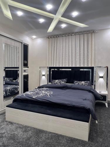 - une chambre avec un grand lit et deux lampes dans l'établissement Asia Hotel Apartments, à Irbid
