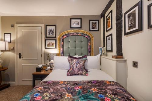 Ένα ή περισσότερα κρεβάτια σε δωμάτιο στο The George Hotel, Dorchester-on-Thames, Oxfordshire - The Coaching Inn Group