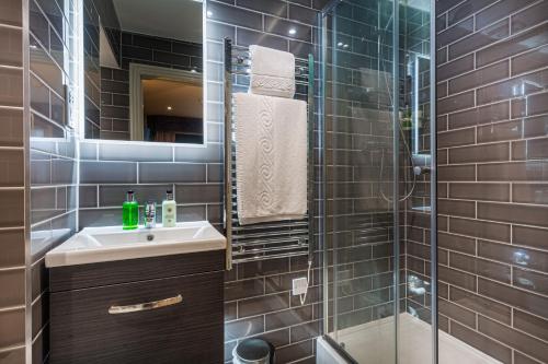 Ένα μπάνιο στο The George Hotel, Dorchester-on-Thames, Oxfordshire - The Coaching Inn Group