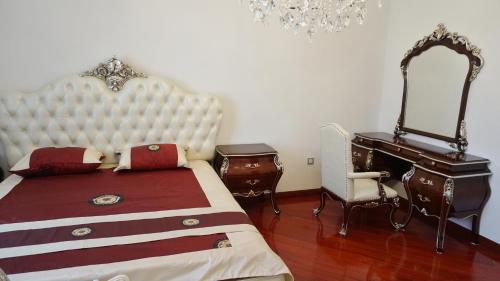 1 dormitorio con cama, tocador y espejo en RADOVICI LUX APARTMENTS, en Radovići