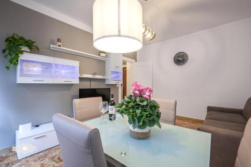 Un comedor con mesa y sillas en DA CAMILLO, en Bogliasco