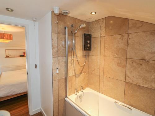 Koupelna v ubytování Apple Tree Cottage