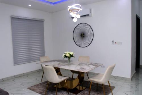 a dining room with a table and chairs and a mirror at Zion Luxury Retreat in Igaun