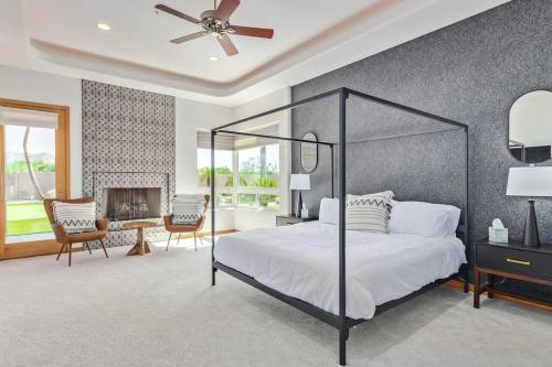 ein Schlafzimmer mit einem Himmelbett und einem Kamin in der Unterkunft 5 bd Luxury Oasis Heated Pool Spa Pickle Ball in Scottsdale
