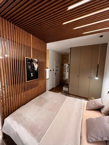 Ένα ή περισσότερα κρεβάτια σε δωμάτιο στο Butikowy Apartament Konin
