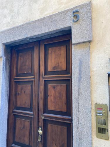 a wooden door on the side of a building at Suite Apartment San Lazzaro in Bergamo