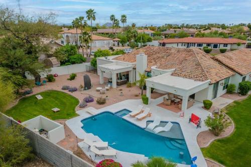 an aerial view of a house with a swimming pool at Stunning 5 Bed Luxury Oasis Heated Pool Hot Tub in Scottsdale