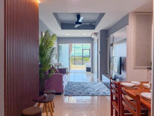 Μια τηλεόραση ή/και κέντρο ψυχαγωγίας στο Hush Inn at ITCC Manhattan Suites