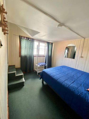 Una cama o camas en una habitación de La Minga Hostel