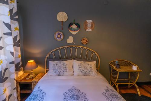 a bedroom with a bed with pillows and plates on the wall at Val Paradou - ex - Casa Magnolia in Valparaíso