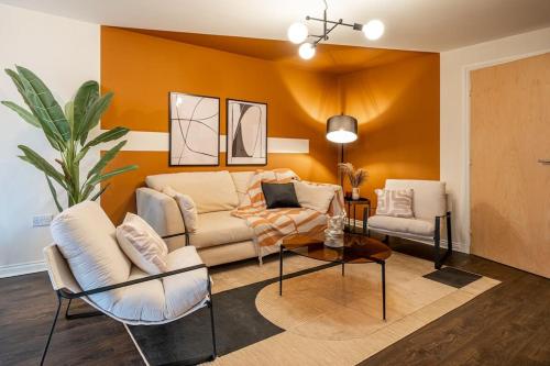 uma sala de estar com um sofá e uma mesa em Exquisite Living with BicoccaStays em Aberdeen