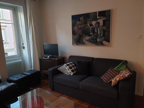 - un salon avec un canapé et un tableau dans l'établissement Colmar St Joseph, 2 pièces, à Colmar
