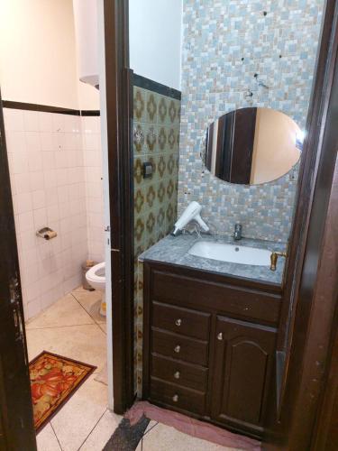 y baño con lavabo y espejo. en Central Appartement Hamria Meknes, en Meknès