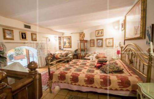 ローマにあるLa casa magicaの広いベッドルーム(ベッド1台、ソファ付)
