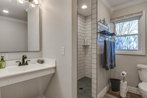uma casa de banho com um lavatório, um WC e uma janela. em Enchanting Montgomery Escape with Private Hot Tub! em Washington