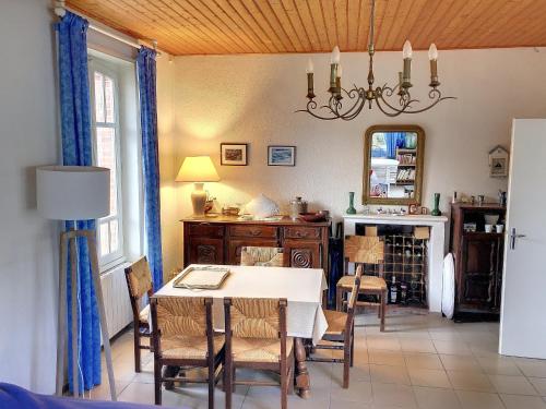 une salle à manger avec une table et des chaises dans l'établissement Maison Charmante Près Plage et Forêt, 5 Ch., Jardin, Parking, Quartier Calme - FR-1-652-2, à Saint-Jean-de-Monts