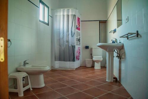 y baño con 2 aseos, ducha y lavamanos. en Cortijo San Rafael, en Constantina